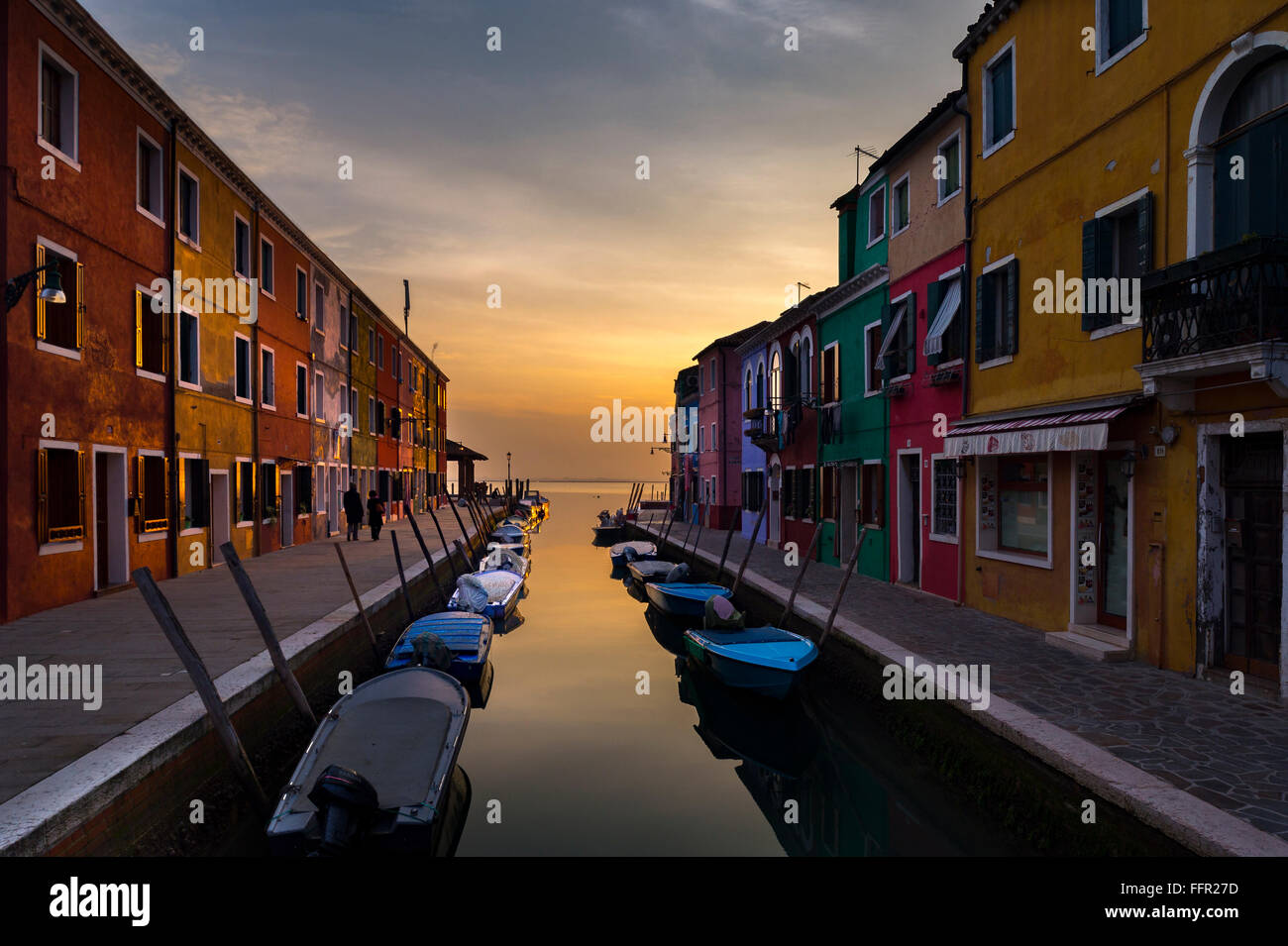 Case colorate sul canal al tramonto, Burano, Venezia, Veneto, Italia Foto Stock