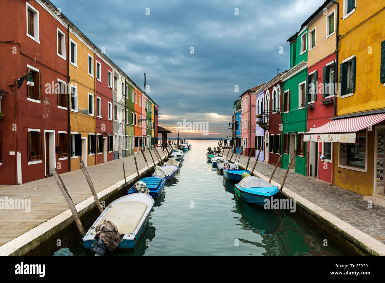 Case colorate sul canal con barche, Burano, Venezia, Veneto, Italia Foto Stock