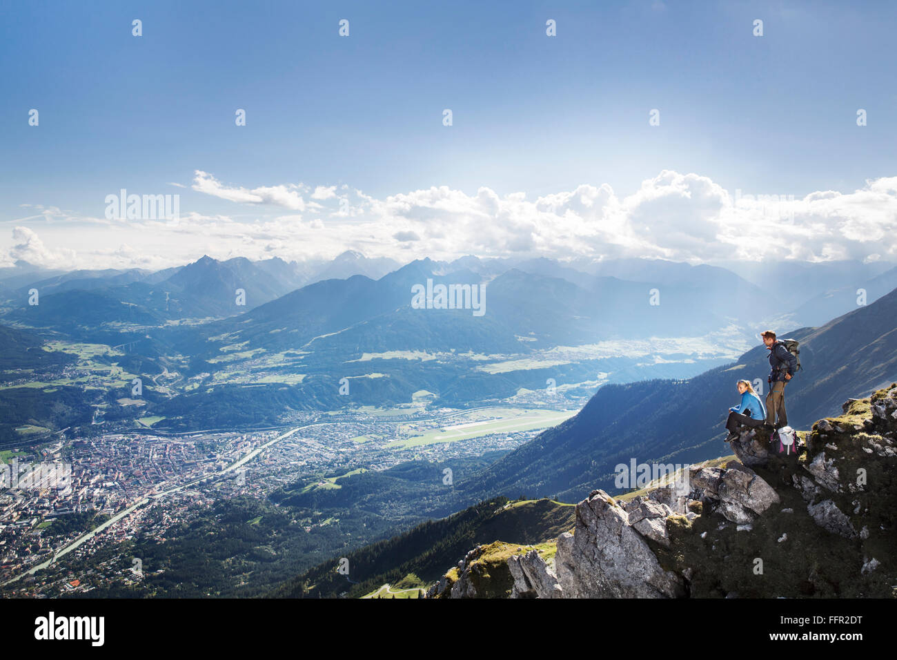 Gli escursionisti, uomo e donna si prendono una pausa su un sentiero di montagna, Goetheweg, Karwendel, Innsbruck, in Tirolo, Austria Foto Stock