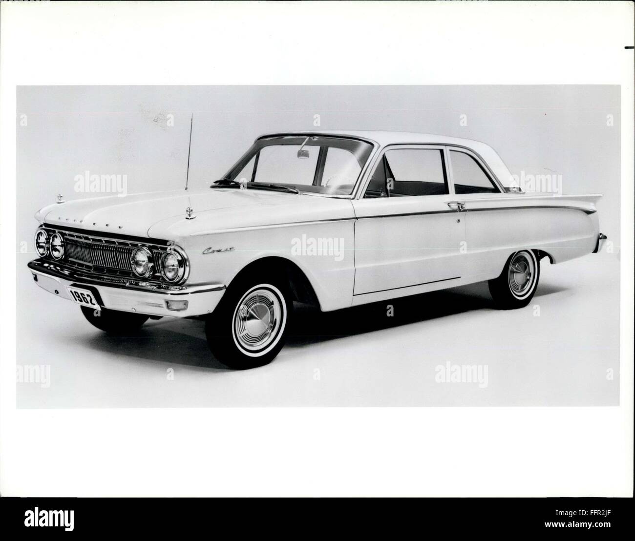 1962 - Il 1962 Mercury Comet conserva la propria identità distintiva ma ha significativi cambiamenti per lo styling di quest'anno. Il nome di mercurio copre la parte anteriore del cofano in quanto il nuovo modello del compatto diventa una delle voci della completa linea di mercurio. Lo stile della stella cometa per 1962 include una completamente nuova comparsa posteriore, nuova calandra e un full-length stampaggio che spazza il basso sul parafango posteriore. Una nuova serie personalizzata aumenta il numero di Comet berlina e station wagon di modelli da cinque a nove. © Keystone Pictures USA/ZUMAPRESS.com/Alamy Live News Foto Stock