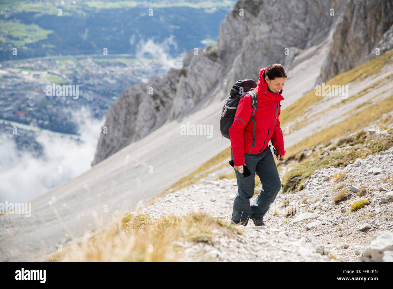 Escursionista, donna escursionismo a Goetheweg, Karwendel, Innsbruck, in Tirolo, Austria Foto Stock