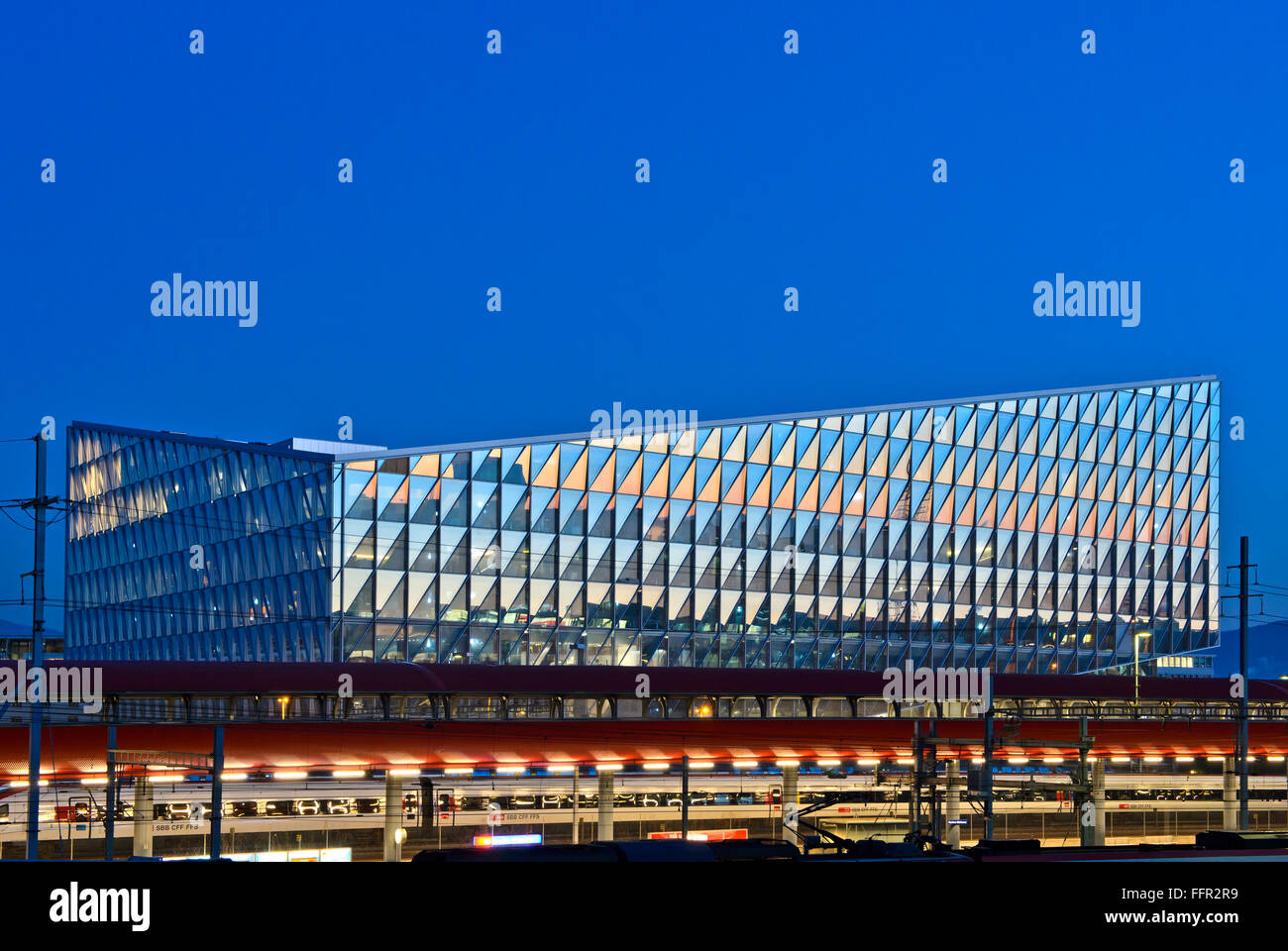 Edificio moderno, Japan Tobacco International, JTI, stazione Genève-Secheron davanti, il Cantone di Ginevra, Svizzera Foto Stock