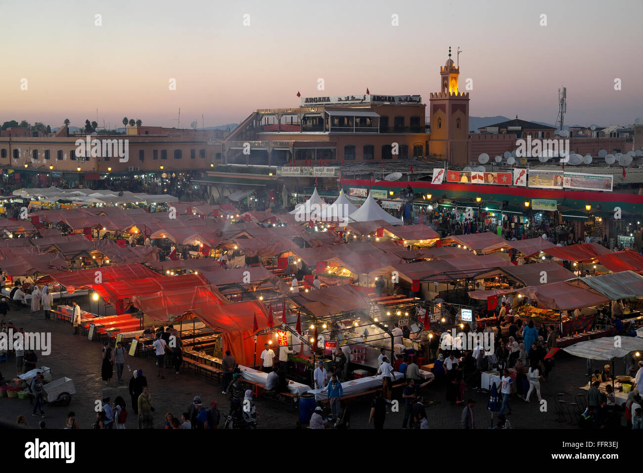 Piazza Jemaa el Fna, quadrato per gli artisti di strada, Marrakech, Marrakech-Tensift-Al Haouz, Marocco Foto Stock