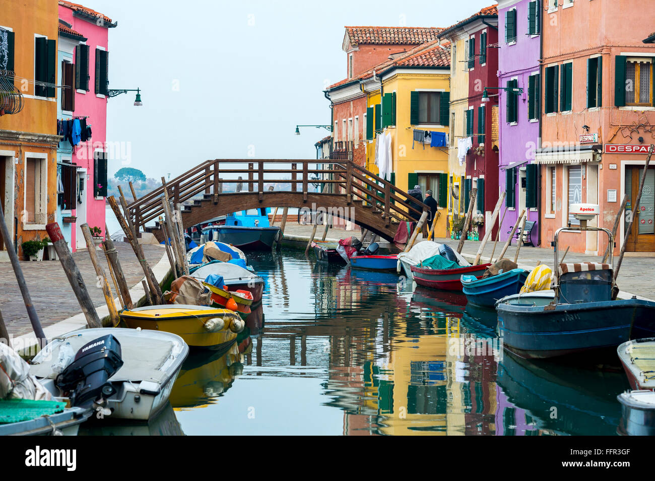 Case colorate sul canal con barche, Burano, Venezia, Veneto, Italia Foto Stock