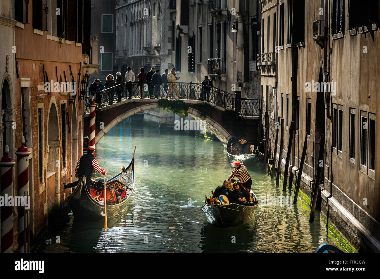 Canal con gondole e gondolieri, Venezia, Veneto, Italia Foto Stock