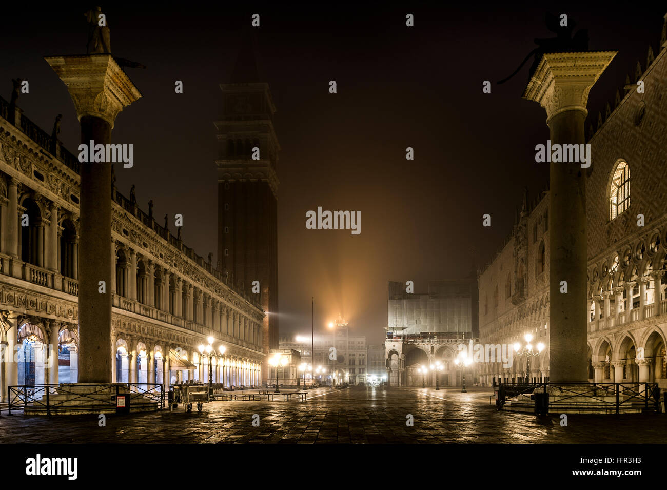 Il Palazzo del Doge e il campanile in una notte di nebbia, Venezia, Veneto, Italia Foto Stock