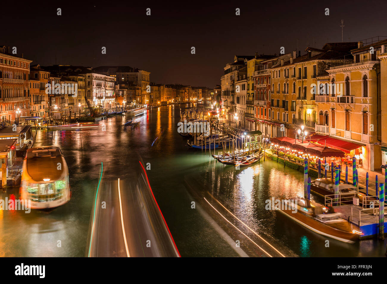 Grand Canal con navi di notte, Venezia, Veneto, Italia Foto Stock