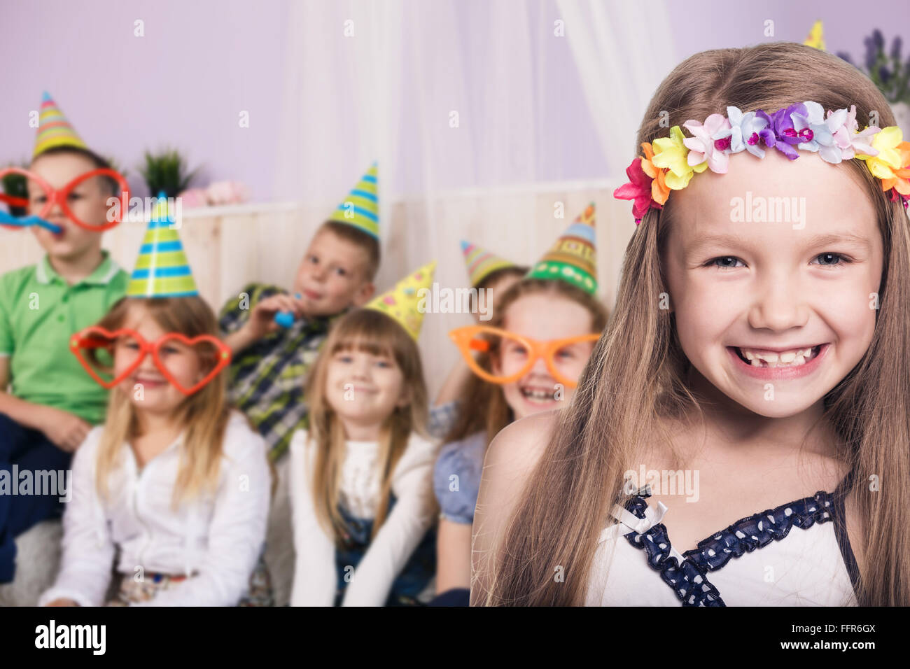 Sorridenti bambini celebrare la festa di compleanno a casa Foto Stock