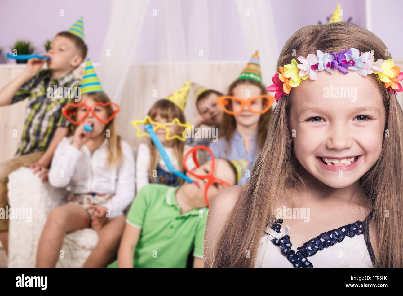 Sorridenti bambini celebrare la festa di compleanno a casa Foto Stock