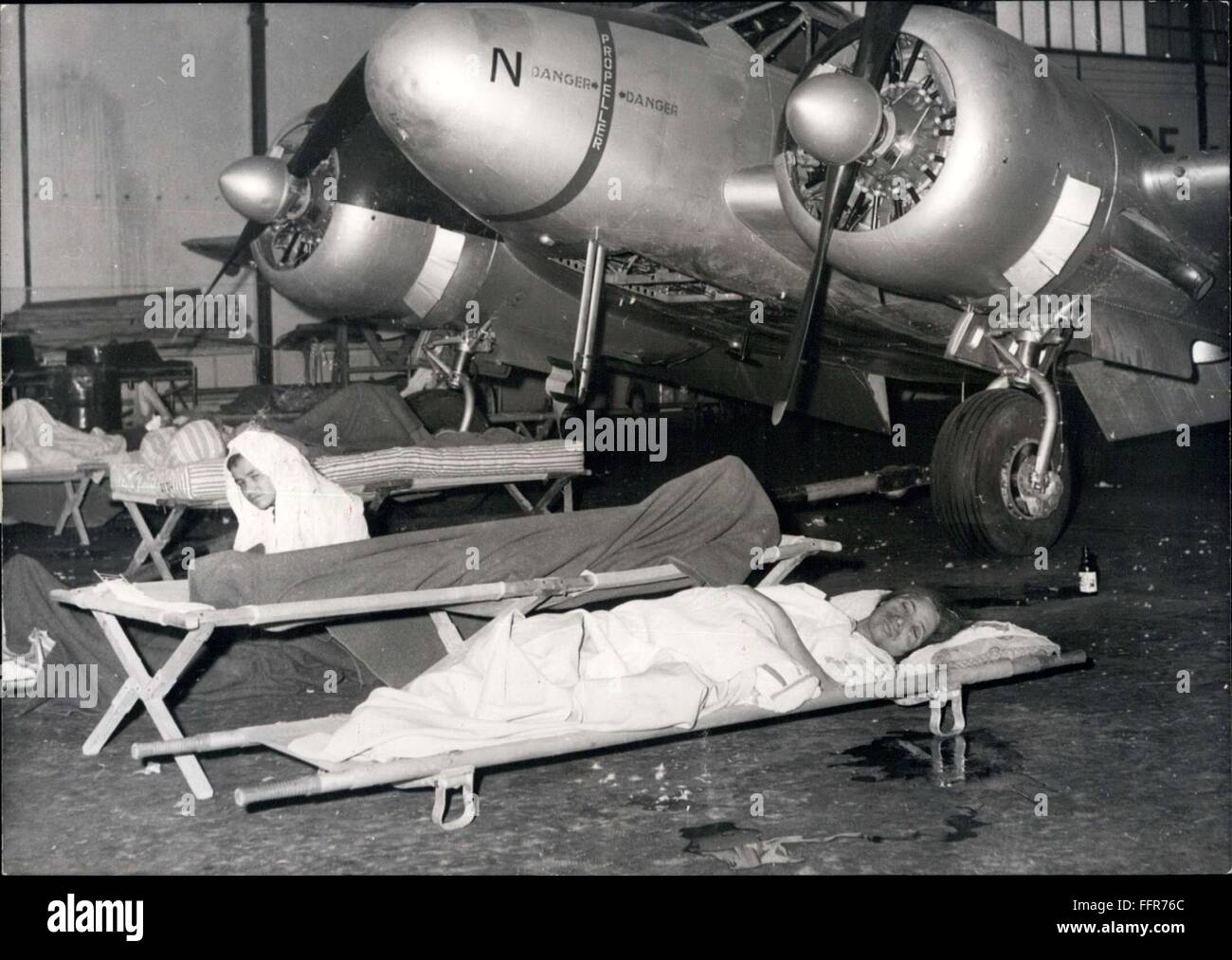 1960 - terremoto distrugge Agadir: persone ferite nel terremoto raffigurata nell'Hangar del francese Air Base a Agadir risparmiati dal sisma. © Keystone Pictures USA/ZUMAPRESS.com/Alamy Live News Foto Stock