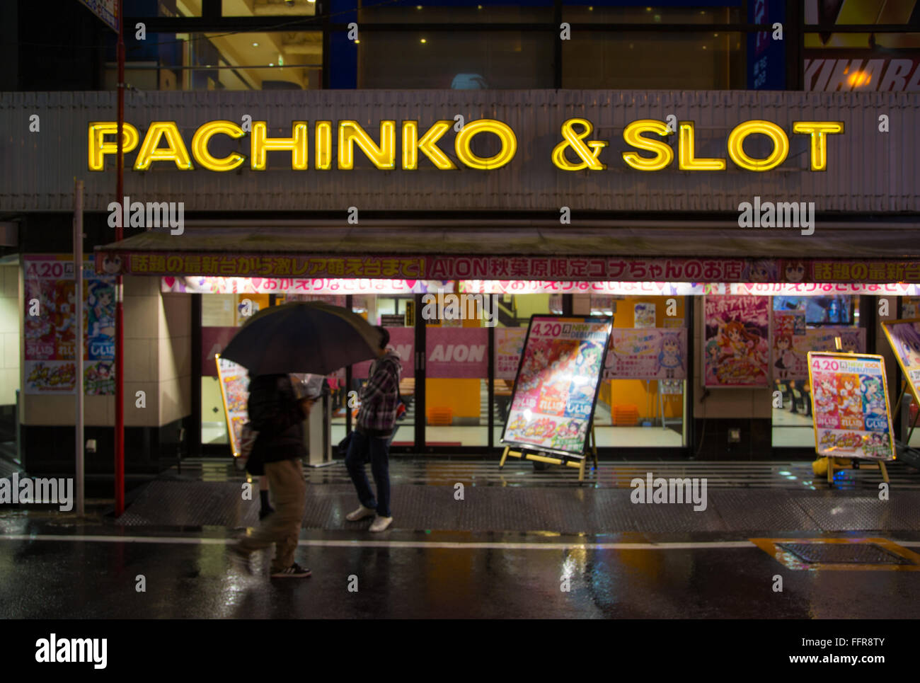 Un pachinko e slot machine arcade nel centrale quartiere di Tokyo di Shibuya, su una notte piovosa in Giappone. Foto Stock