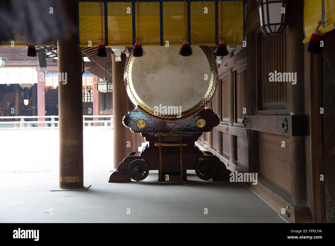 Il Santo tamburo che sorge al centro del Tempio di Meiji, un santuario shintoista a Tokyo in Giappone. Foto Stock