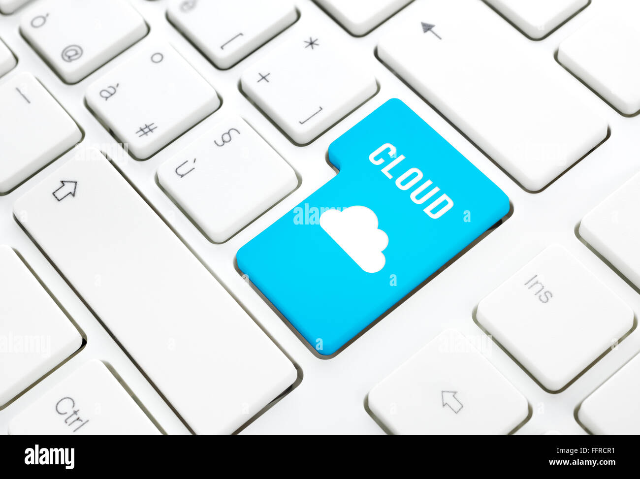 La tecnologia di cloud computing concetto. Il tasto Invio sulla tastiera bianca Foto Stock