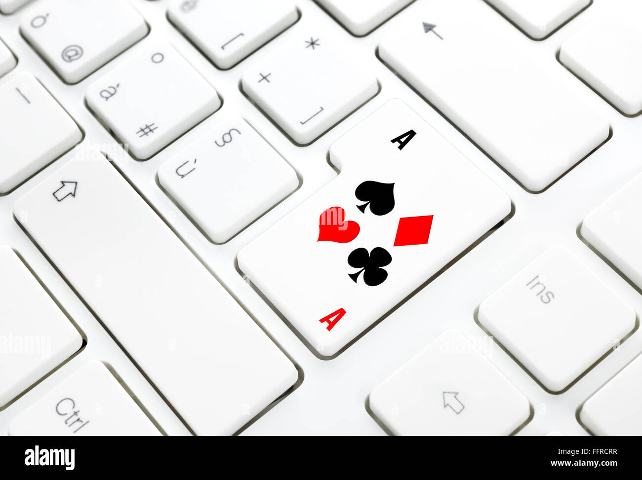 Poker o casinò online il concetto di gioco. Picche cuori diamanti club tasto sulla tastiera bianca Foto Stock