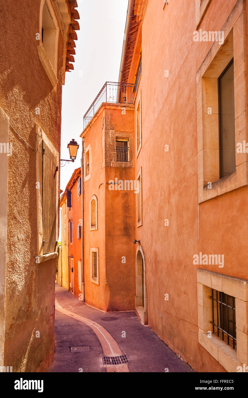 Roussillon Villaggio, strada urbana e facciate di colore rosso. Il Luberon Parco Naturale Regionale, Provenza, Francia Foto Stock