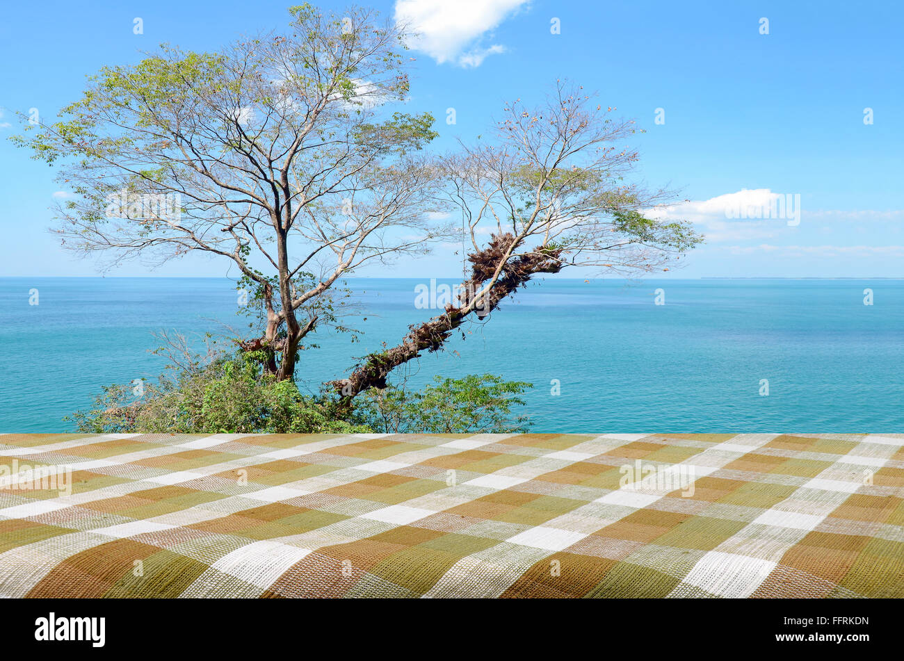 Il cielo luminoso e a sud con vista sul mare sulla giornata di sole. Foto Stock