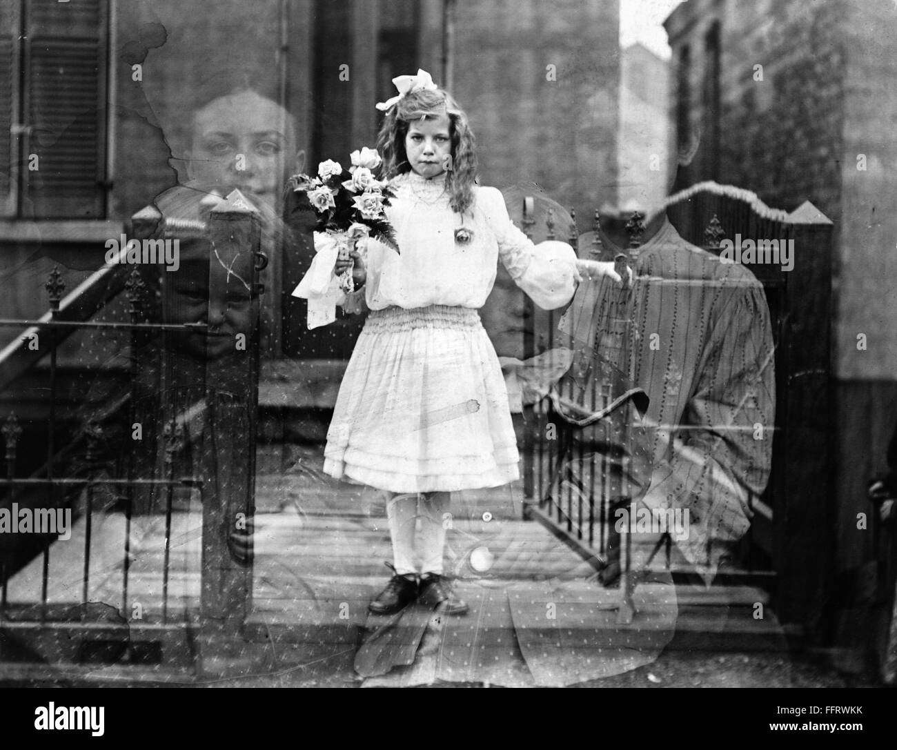 Spirito fotografia, c1905. /Ndoppia esposizione "acquavite" fotografia di una ragazza circondata da figure spettrali delle donne tenendo i neonati. Fotografia di G.S. Smallwood, c1905. Foto Stock