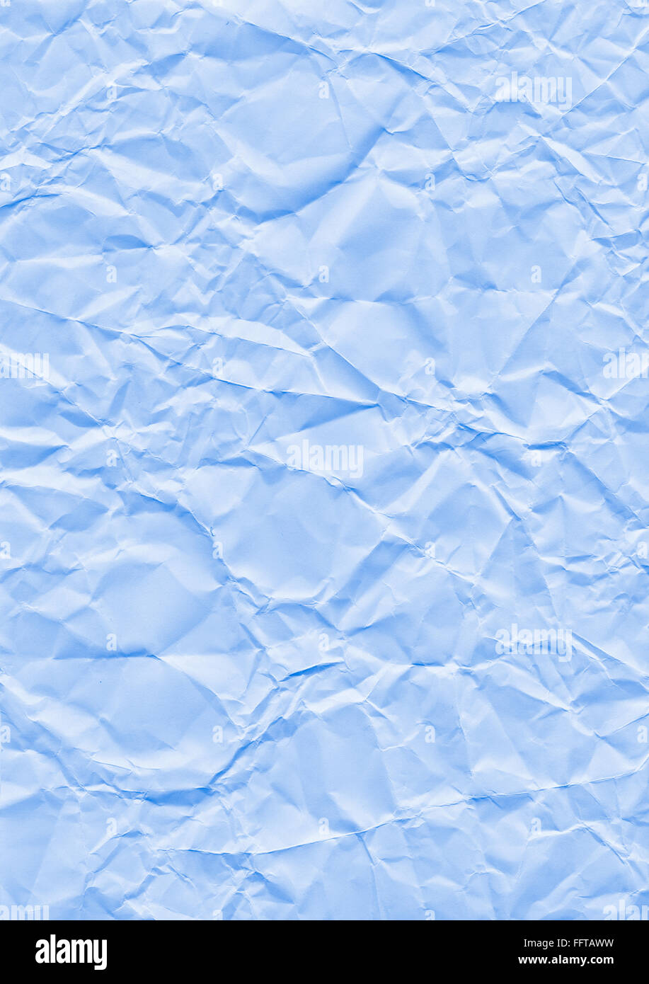 Knitter Hintergrund blau Papier geknickt Knicke knicken zerknittert Knautsch zerknautscht kaputt gefaltet falten faltig Textur S Foto Stock