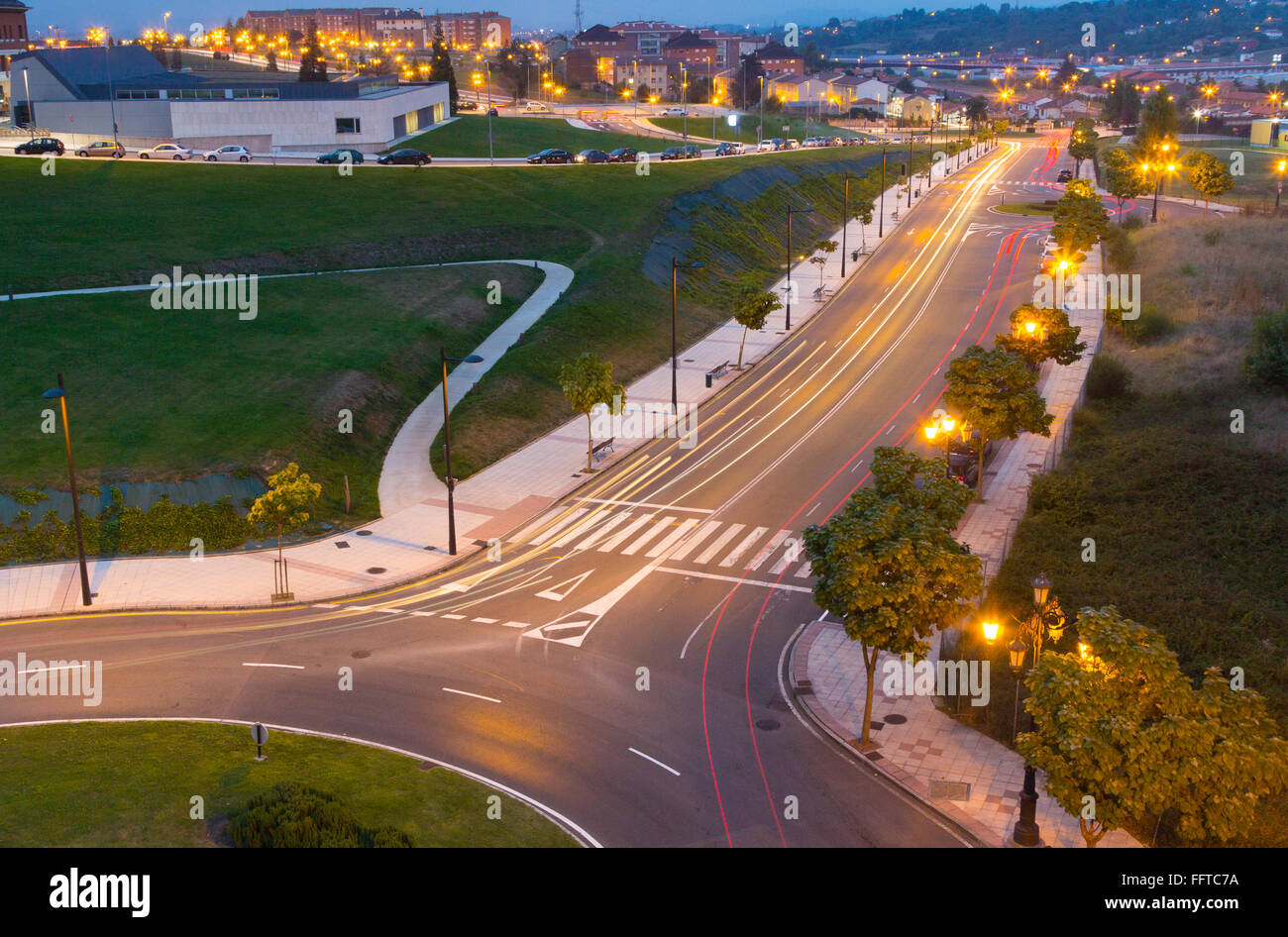 Vista notturna delle strade della città di Oviedo, Spagna Foto Stock