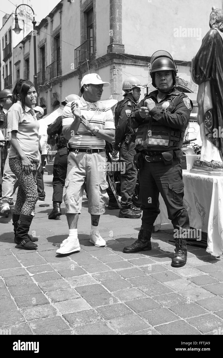 Il poliziotto messicano stand con uniforme e casco su una strada Foto Stock