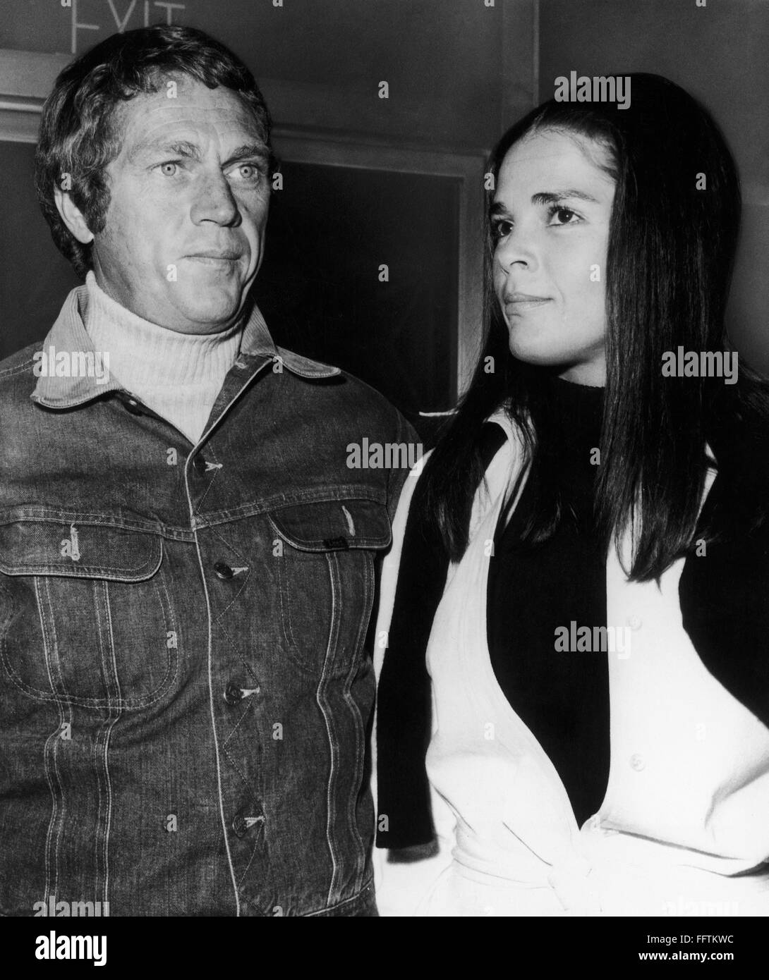 STEVE McQUEEN (1930-1980). /NAmerican attore di cinema. Con la sua futura moglie, attrice Ali MacGraw, alla mostra del loro film "The Getaway" a Hollywood, 7 dicembre 1972. Foto Stock