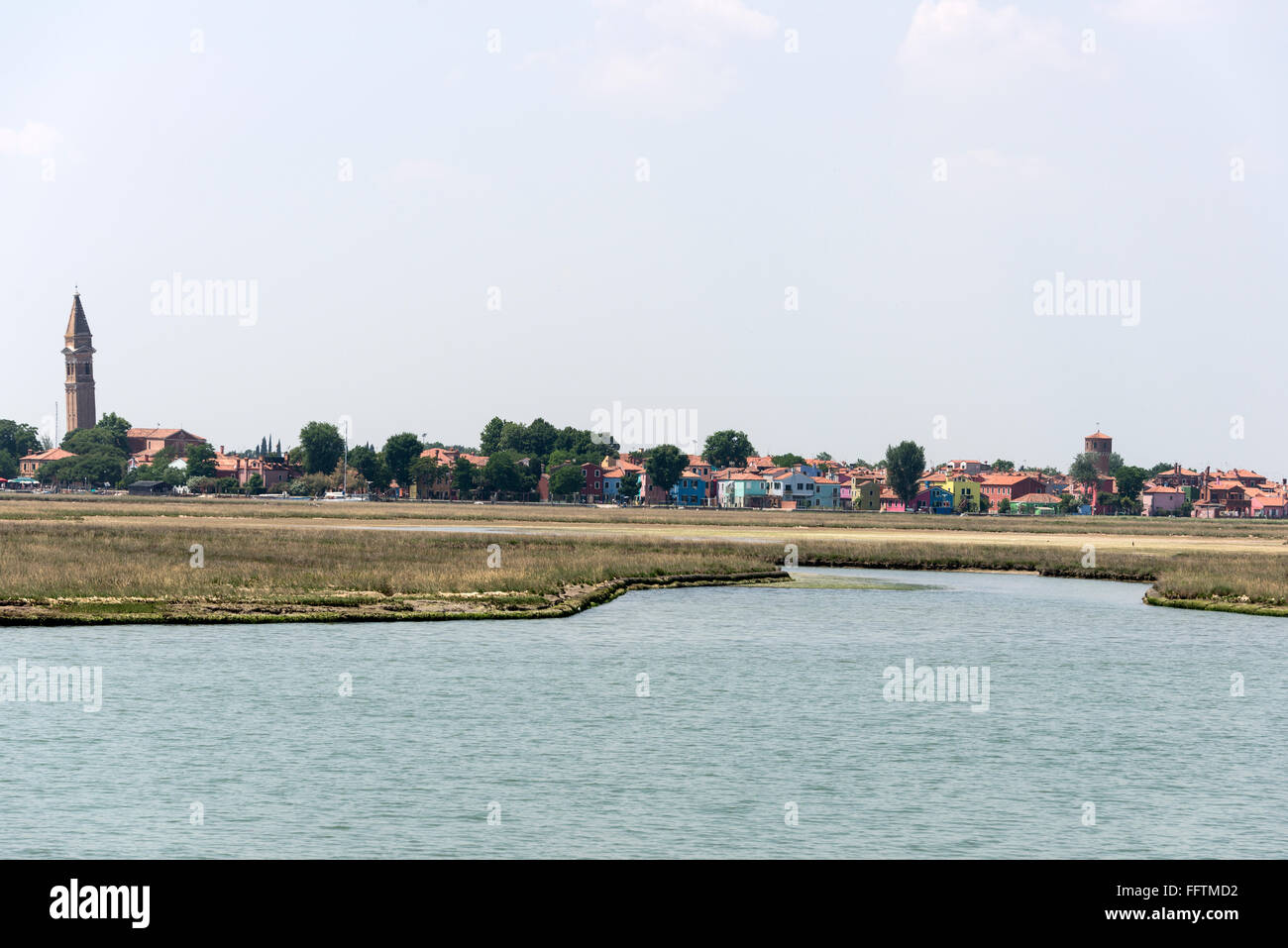 L'Isola di Burano e un piccolo villaggio di pescatori e un piccolo porto, sette km attraverso la laguna da Venezia nel Veneto, nel nord Italia. Foto Stock