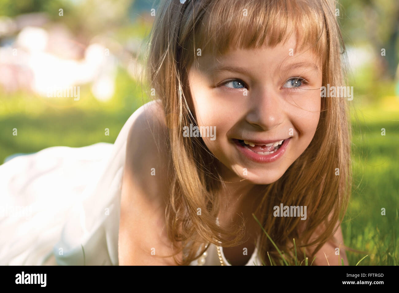 Ritratto di una bella ragazza sorridente all'aperto Foto Stock