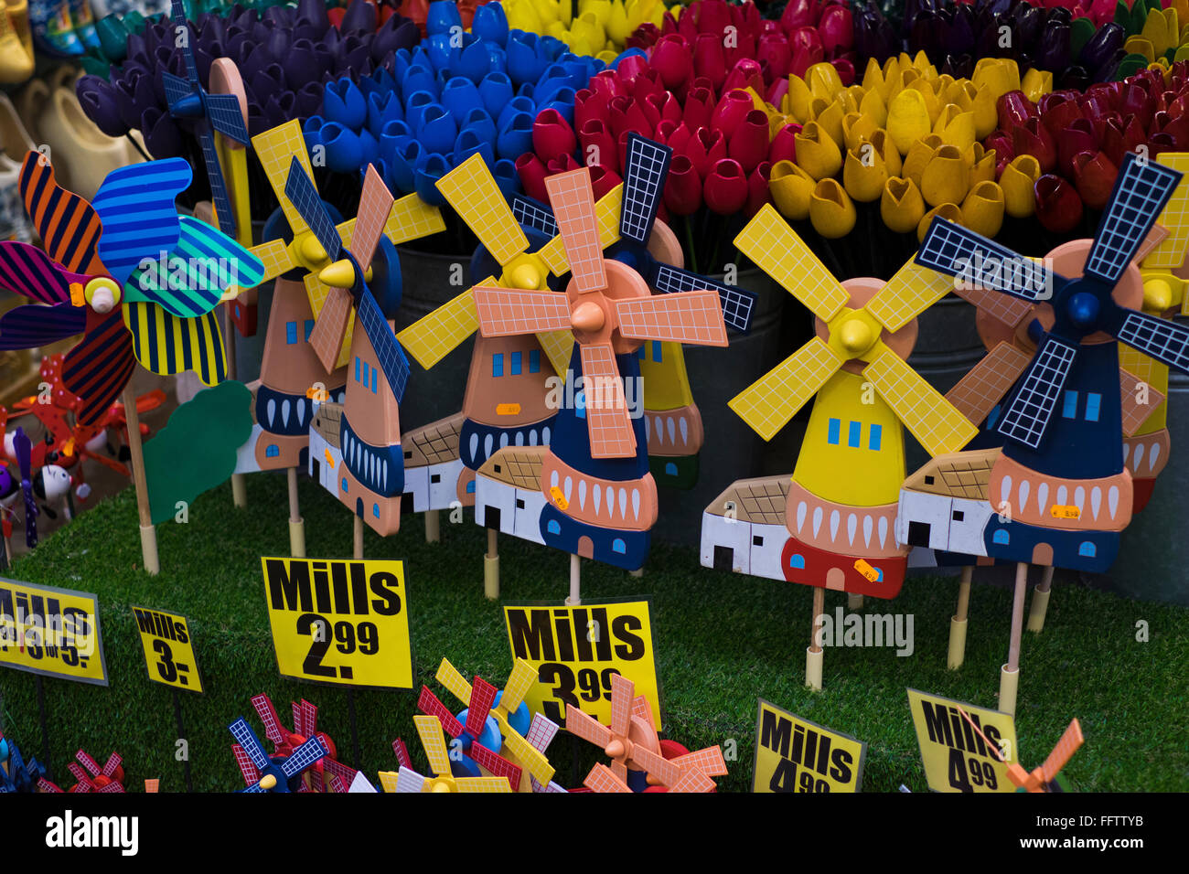 I tulipani in legno e mulini a vento in il mercato dei fiori di Bloemenmarkt in Amsterdam, Paesi Bassi Foto Stock