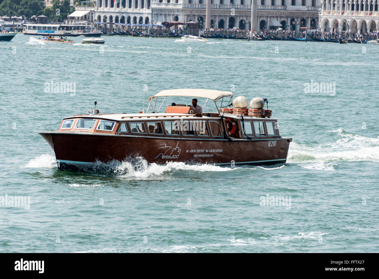 Uno dei molti escursione turistica di imbarcazioni che attraversano la laguna veneziana a Venezia, Italia Foto Stock