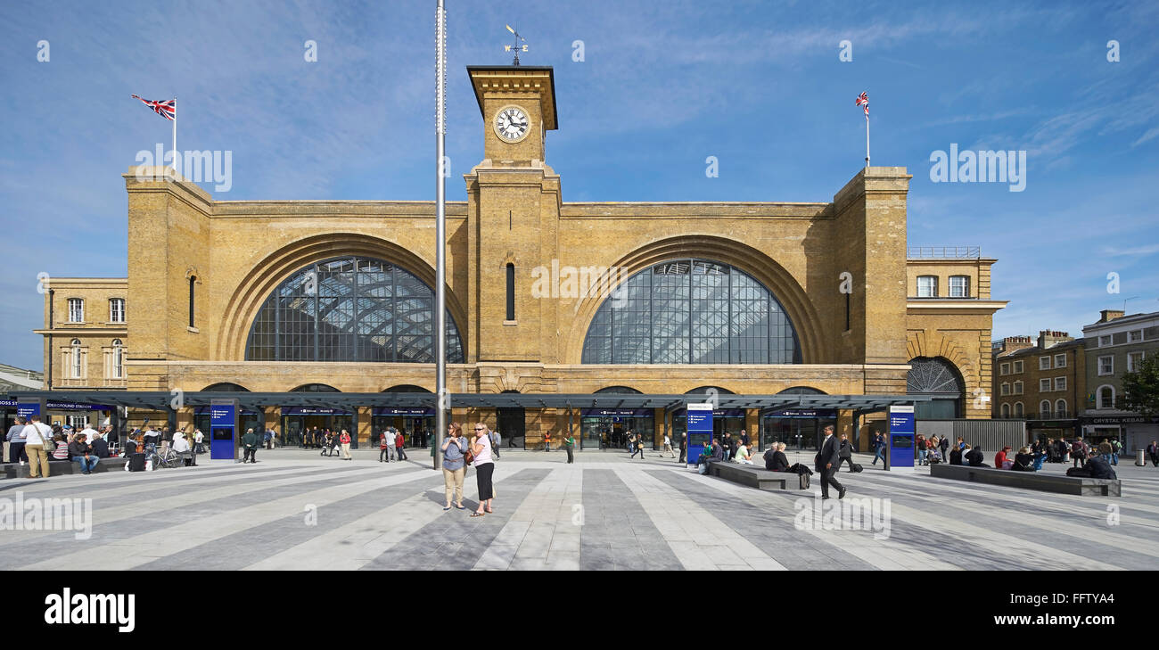 Vista in elevazione frontale del quadrato e la storica stazione. King's Cross Square, Londra, Regno Unito. Architetto: Stanton Williams Archita Foto Stock