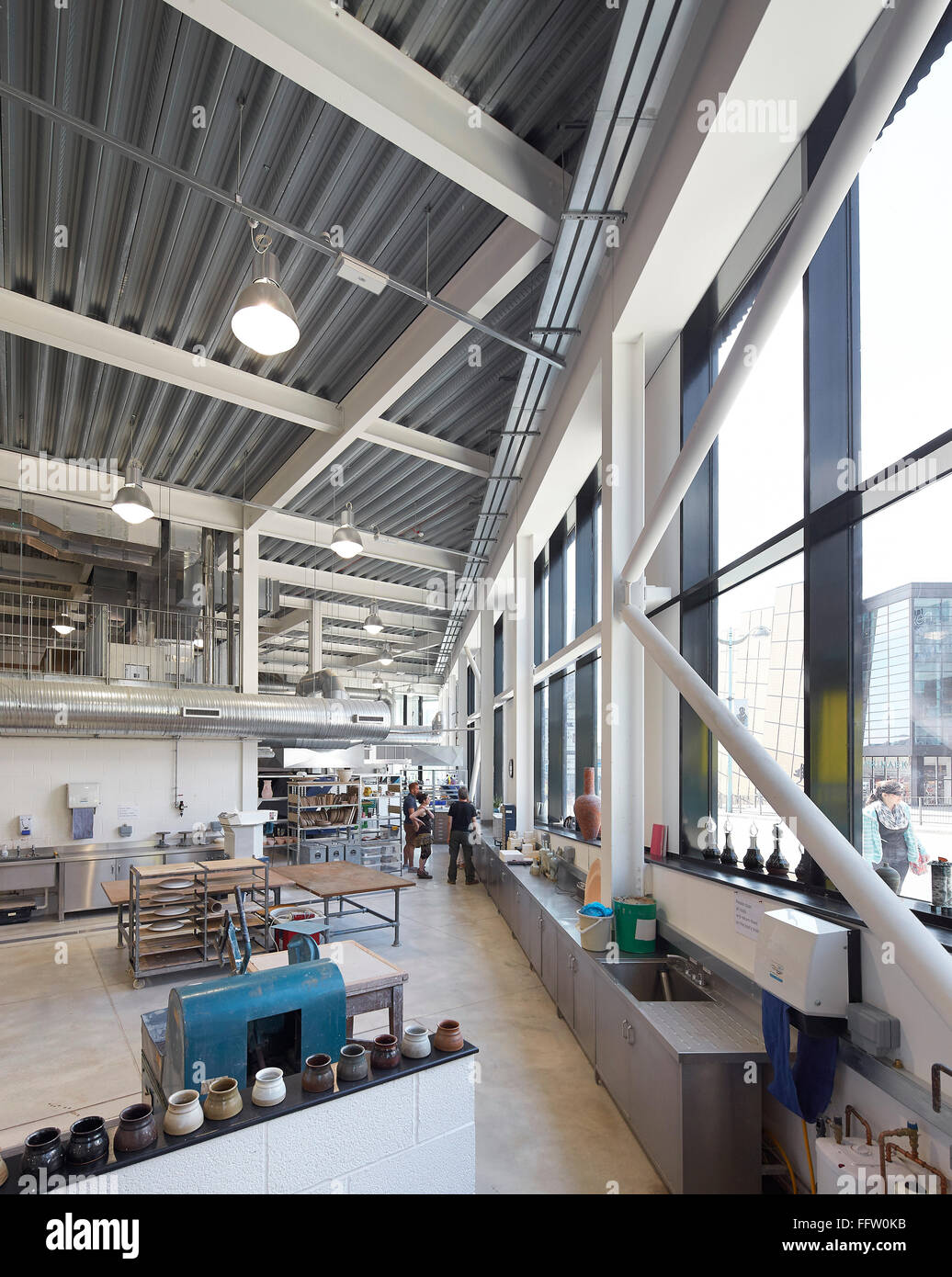 Vista lungo la finestra a parete nel laboratorio di ceramica. Plymouth College of Art, Plymouth, Regno Unito. Architetto: Feilden Clegg Bradley Foto Stock