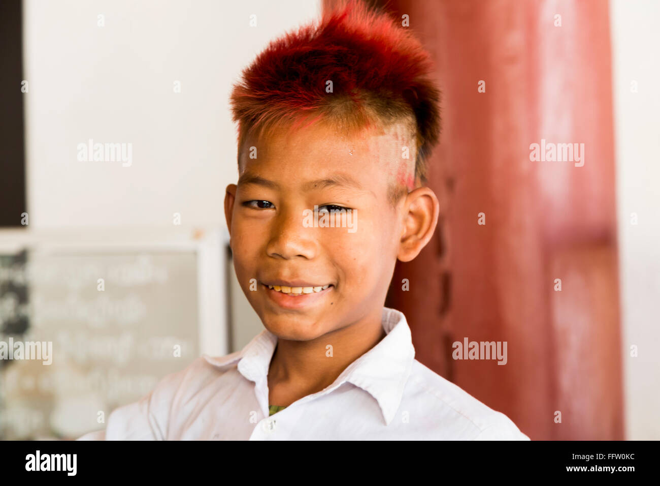 BAGAN, Myanmar -15 Marzo 2015: Burmese sorridente giovane con capelli rossi. BAGAN. Foto Stock