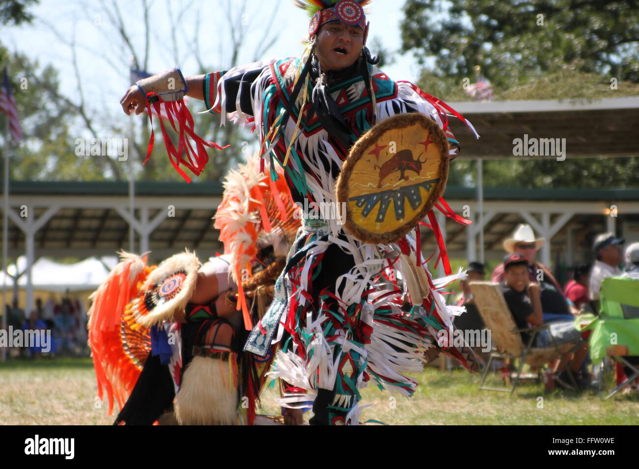 Meskwaki tradizionale (Fox)Pow Wow Native American danze festival - 12/08/2011 - Stati Uniti / Iowa - lo scudo di danza o Foto Stock