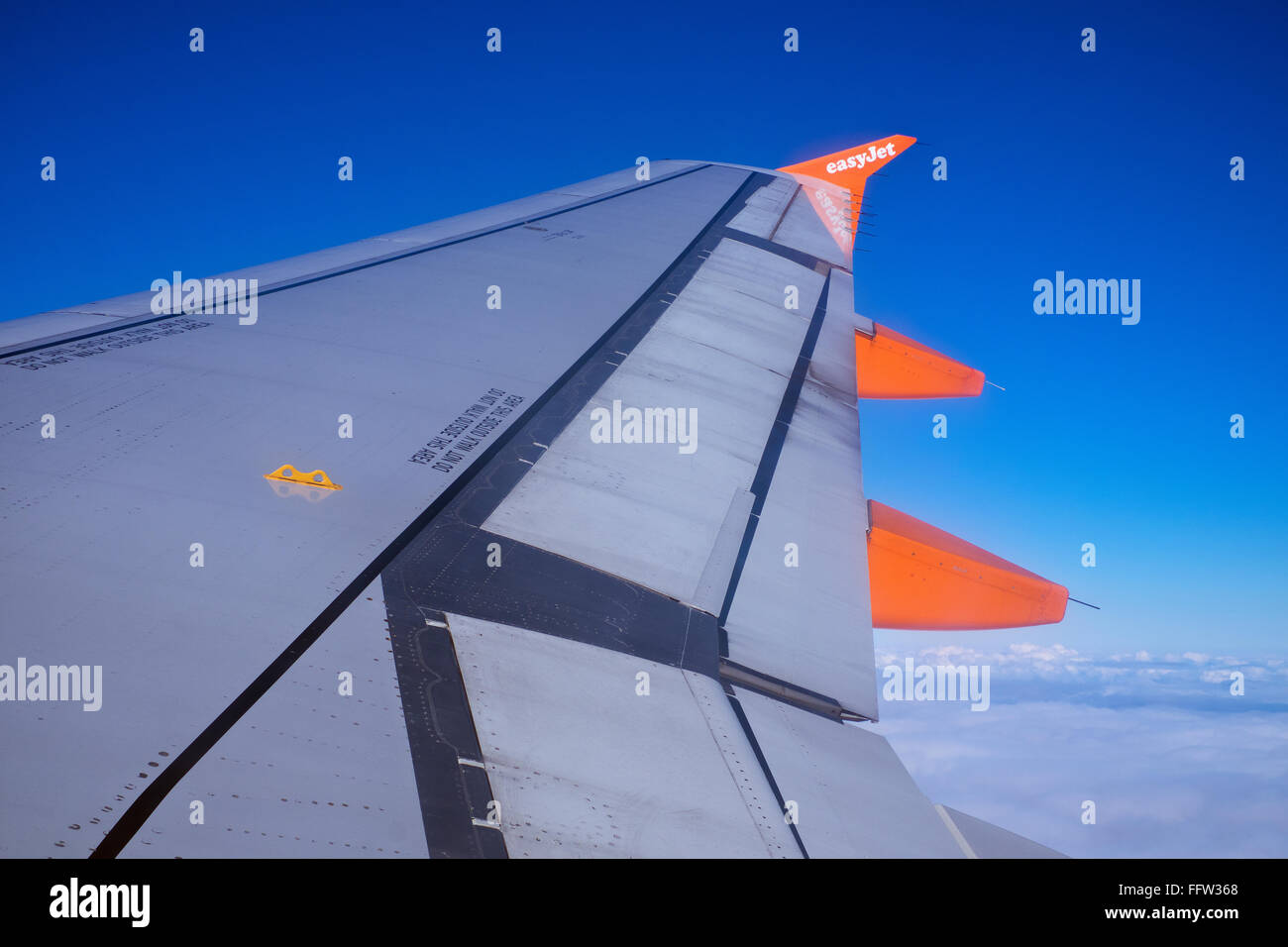 Vista della punta ala di Easyjet aereo in volo Foto Stock