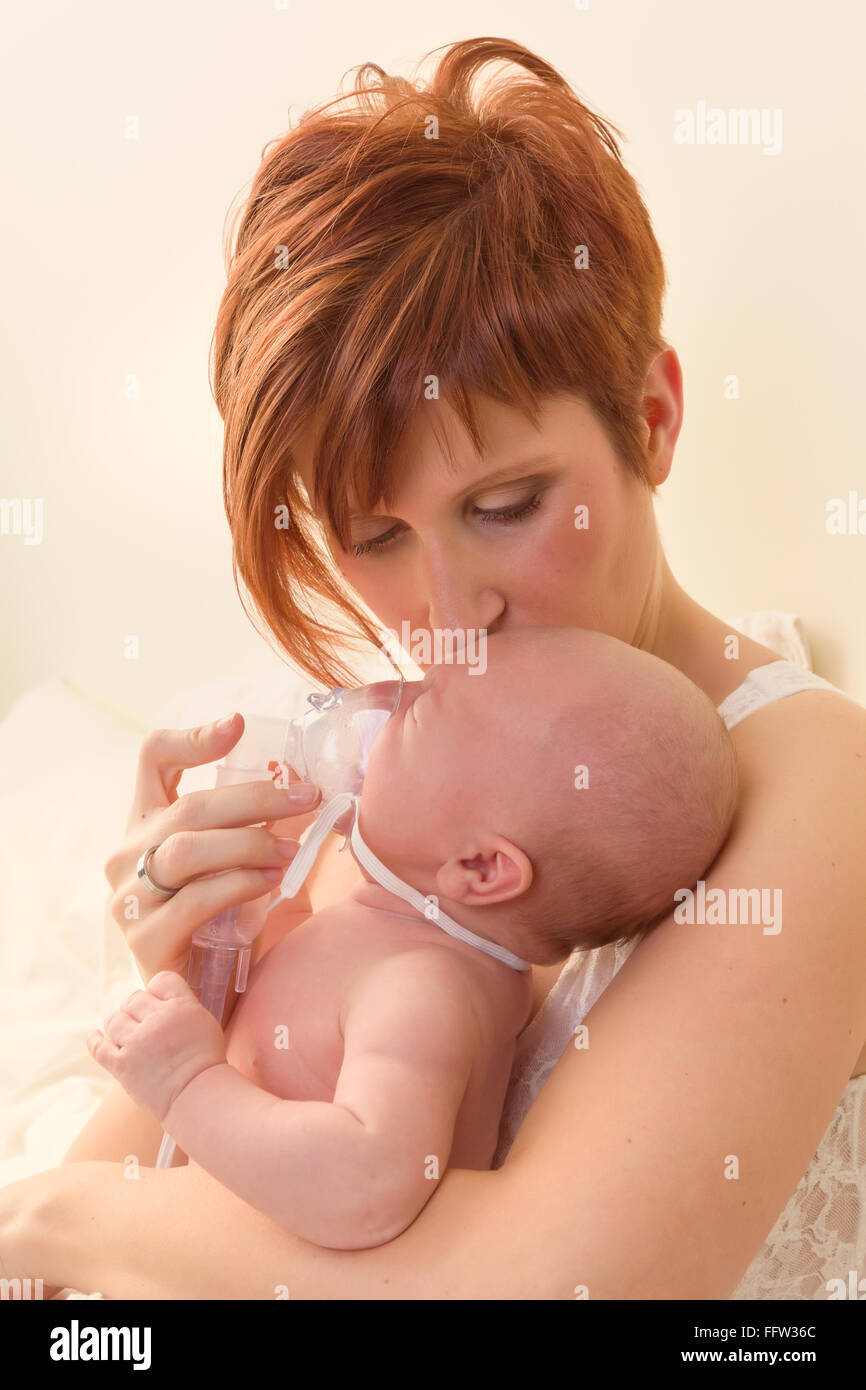 Bambino malato di 7 settimane di età di ottenere il trattamento con nebulizzatore o aerosol Foto Stock