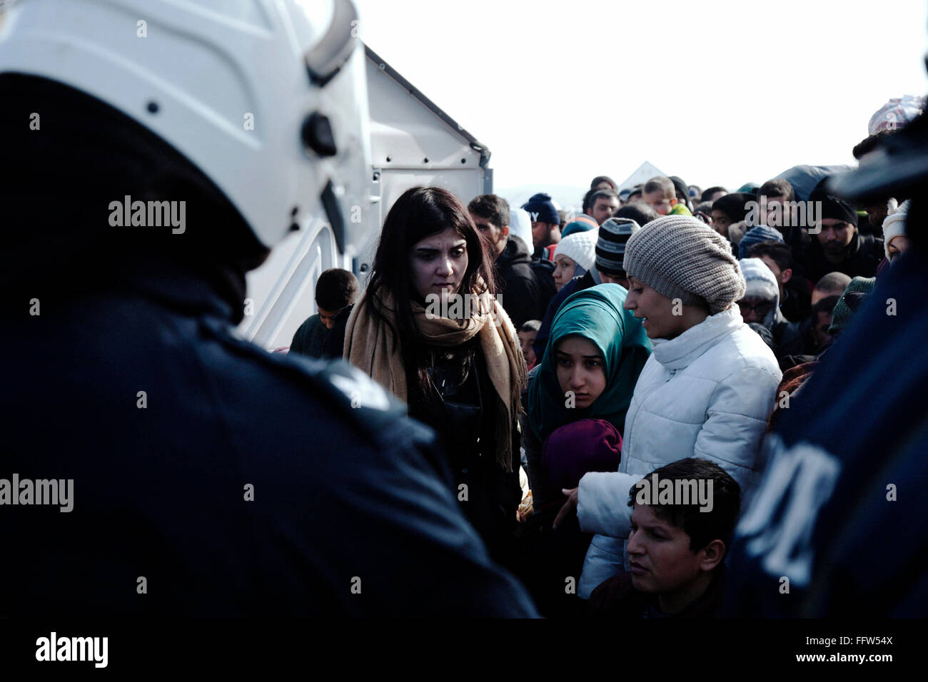 Migliaia di profughi si riuniscono nel confine della Grecia con la Macedonia solo i rifugiati provenienti dall'Iraq e la Siria è in grado di attraversare il confine Foto Stock