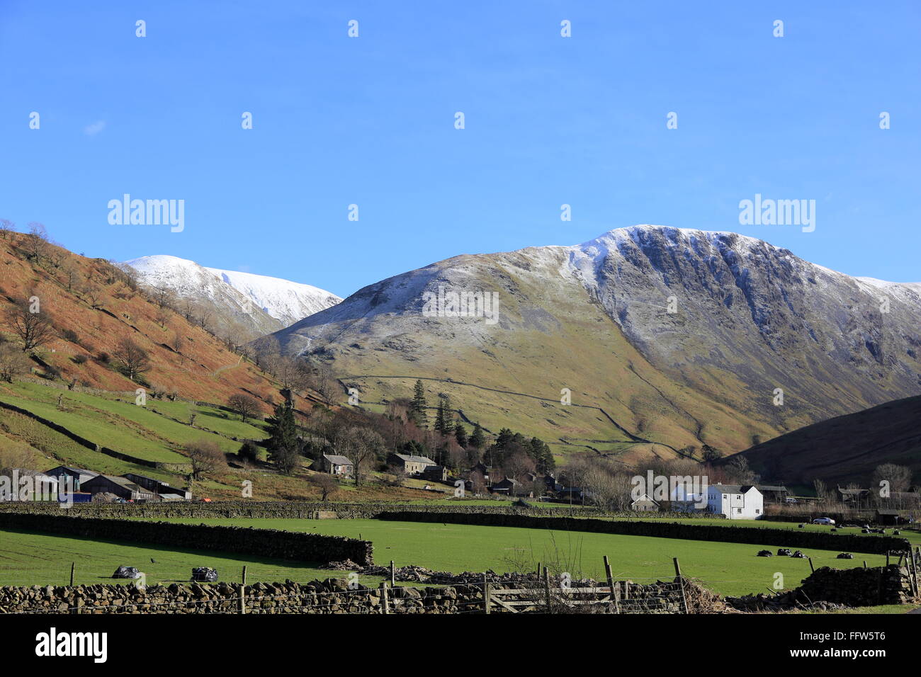 Villaggio di Hartsop vicino Patterdale, Cumbria, nel mese di febbraio con la Snow capped High Street è sceso nella distanza. Foto Stock