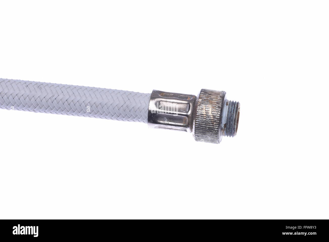 Il vecchio tubo metallico flessibile tubo isolato su con sfondo bianco Foto Stock