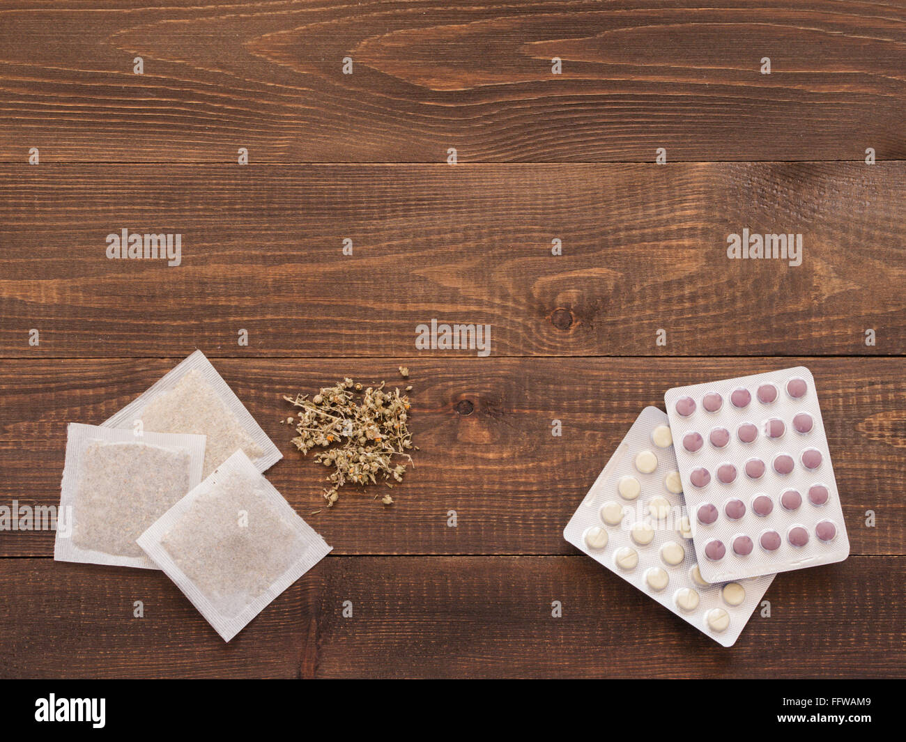 La medicina di erbe e farmaci chimici su sfondo di legno Foto Stock