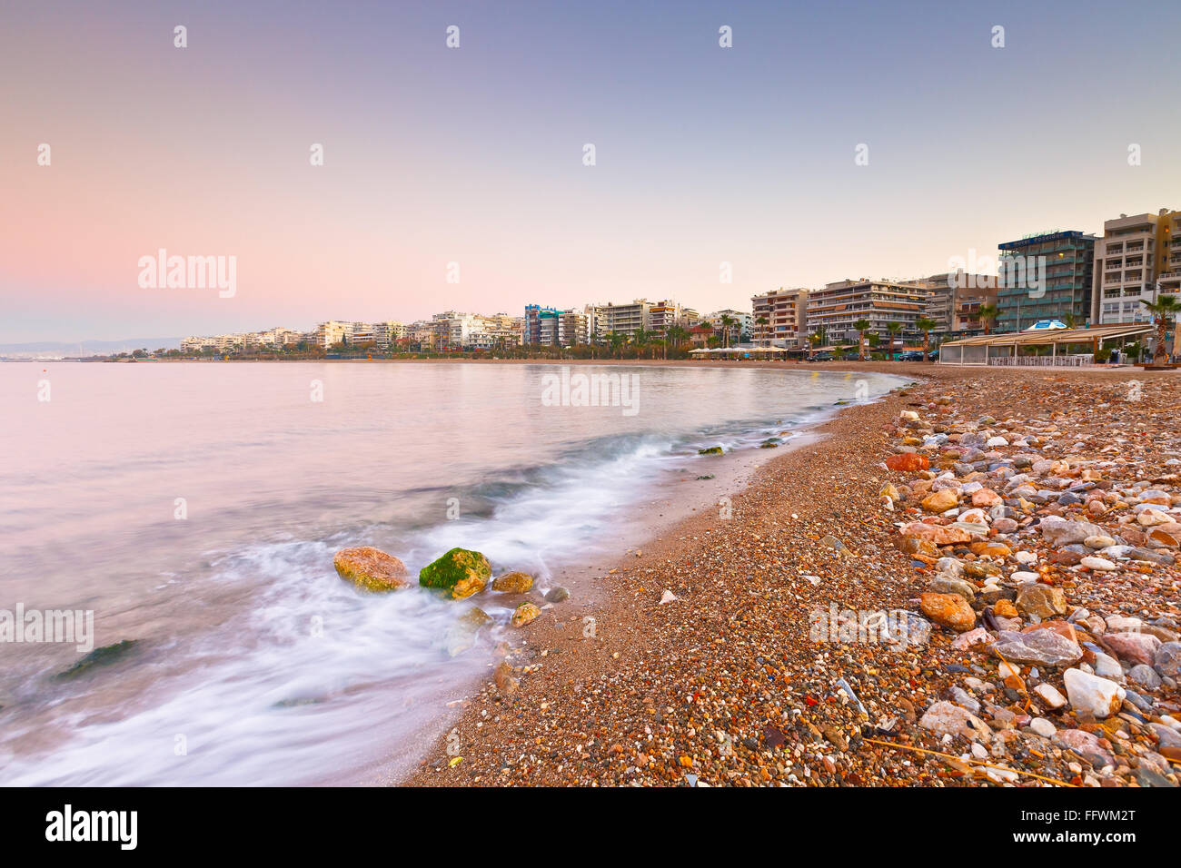 Spiaggia a Palaio Faliro e il lungomare di Atene in Grecia. Foto Stock