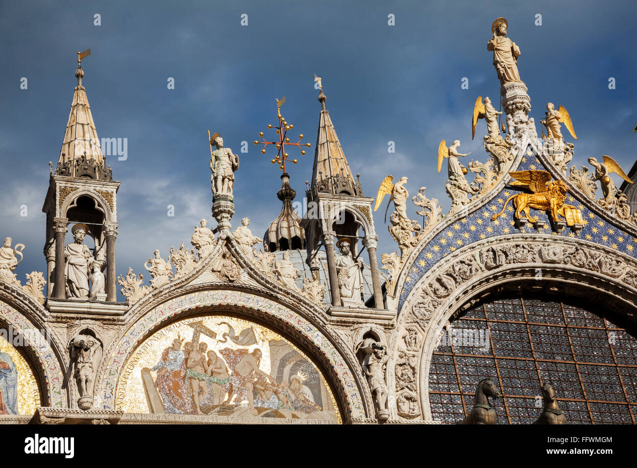 Soleggiato vista dettagliata edificio superiore della Basilica di San Marco a Venezia, contro un cielo blu Foto Stock