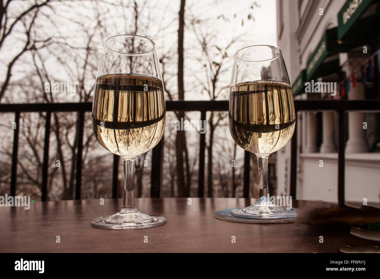 Bicchieri di vino sul balcone, Parigi, Francia Foto Stock