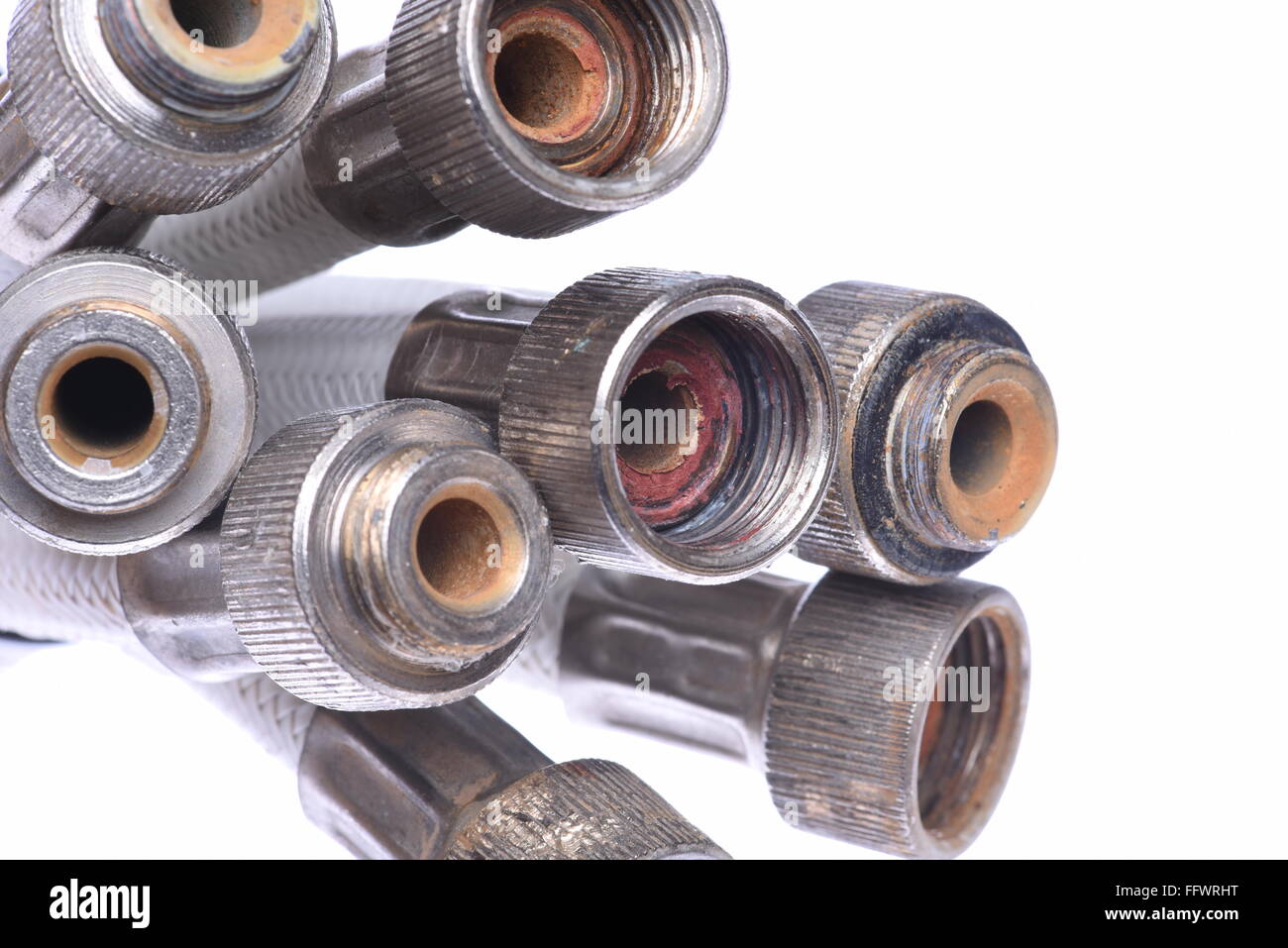 Vecchie tubature tubi flessibili isolati su sfondo bianco Foto Stock