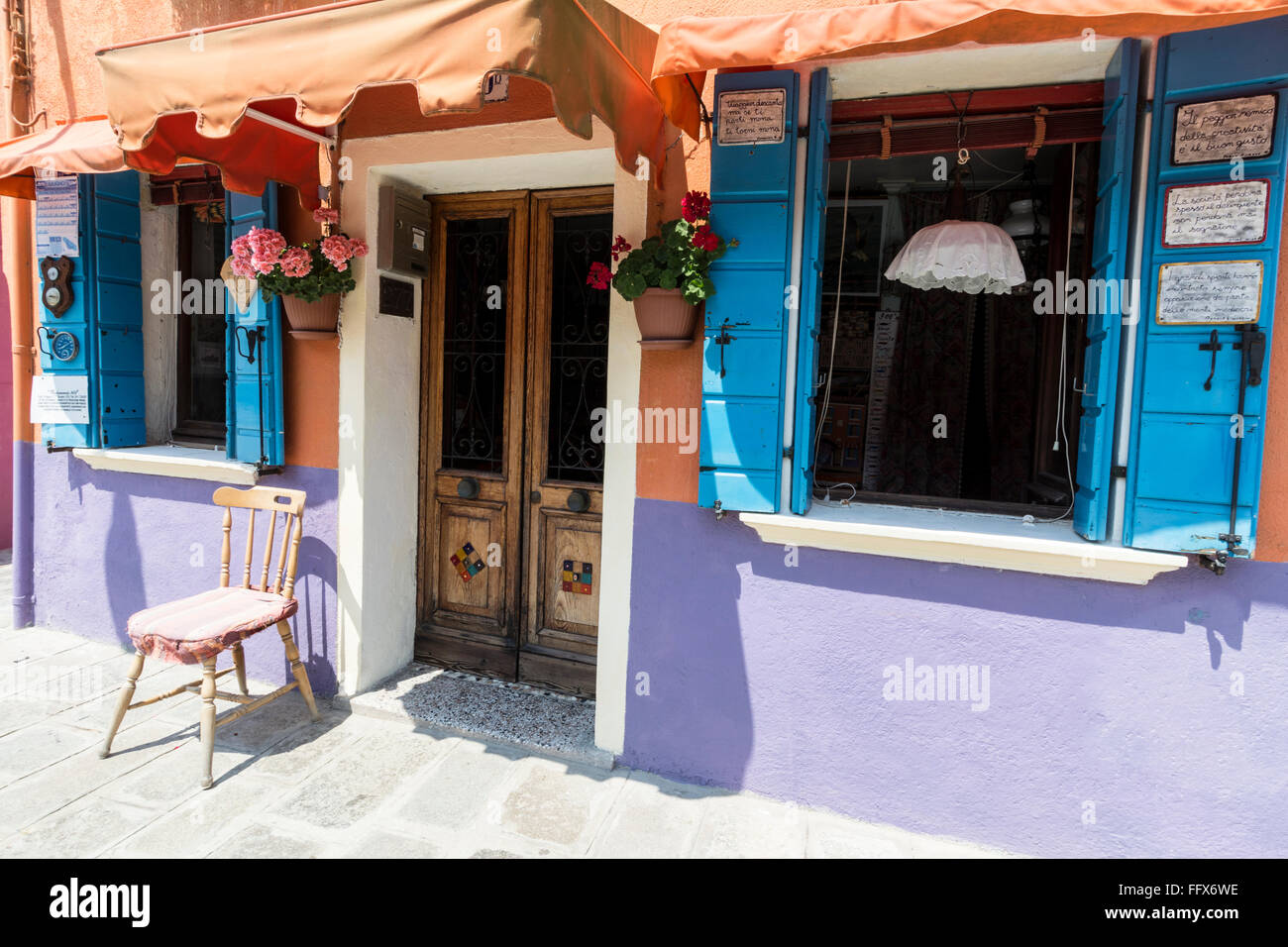 Una casa dipinta di luce a Burano, un piccolo villaggio di pescatori e un piccolo porto, a sette km dalla laguna di Venezia, nella regione veneta del nord Foto Stock