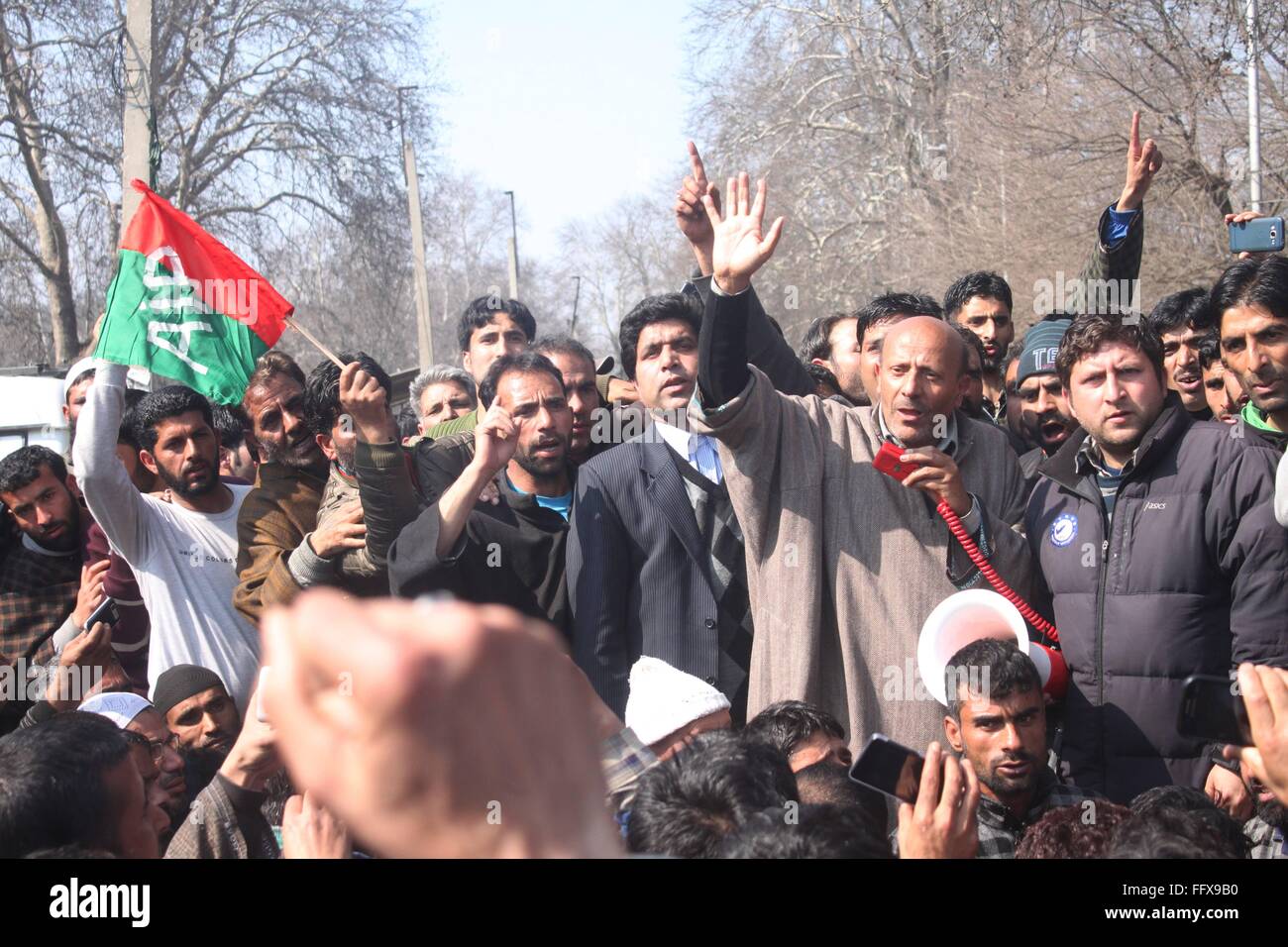 Srinagar Kashmir. Xvii Feb, 2016. Il Kashmir legislatore Engineer Rasheed sostenitori di indirizzo durante la protesta a Srinagar. Credito: Basit zargar/Alamy Live News Foto Stock