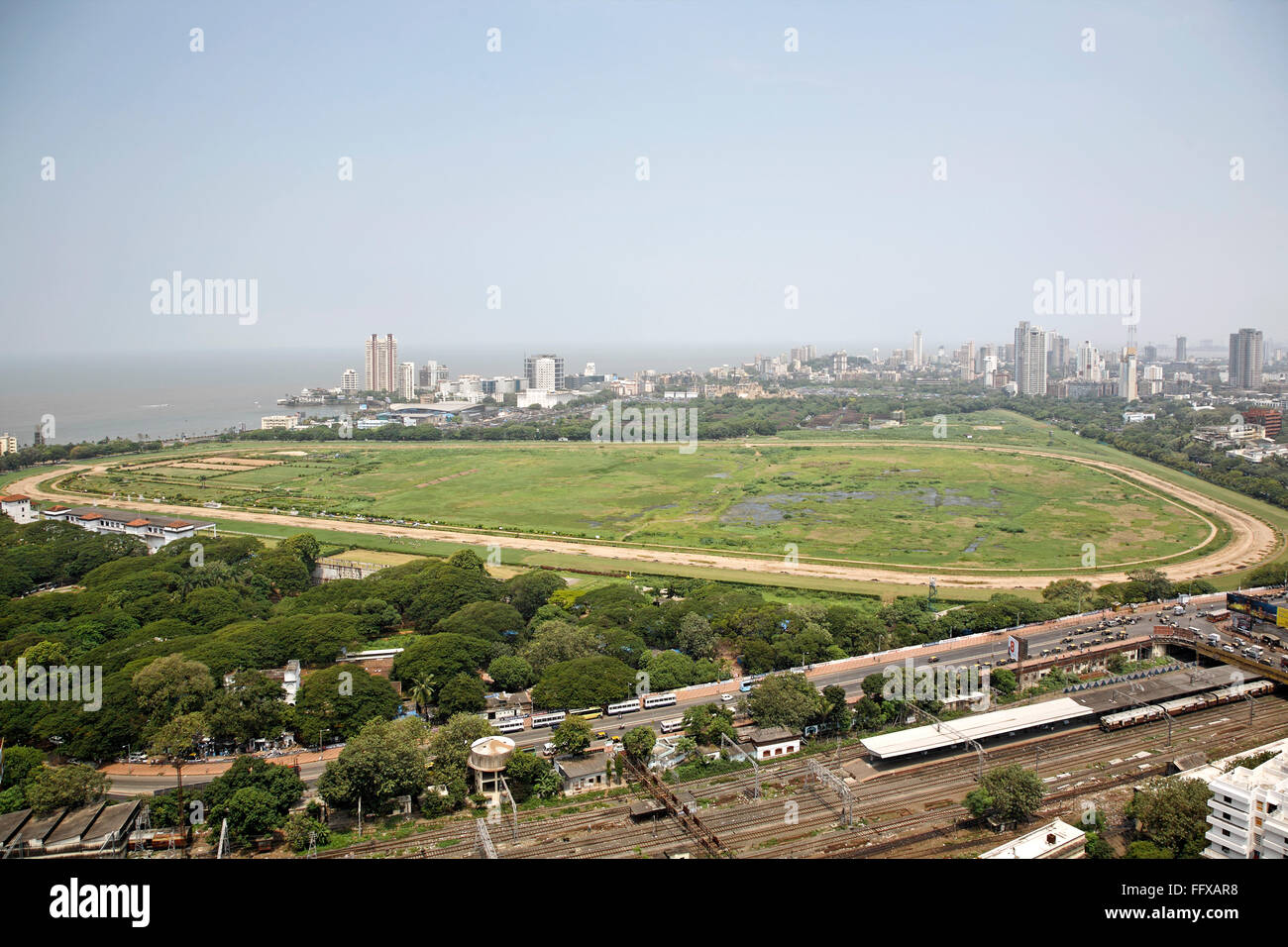 Circuito Mahalakshmi ; Stazione ferroviaria Mahalaxmi e Ippodromo Mahalaxmi ; Worli ; Bombay ; Mumbai ; Maharashtra ; India ; Asia Foto Stock