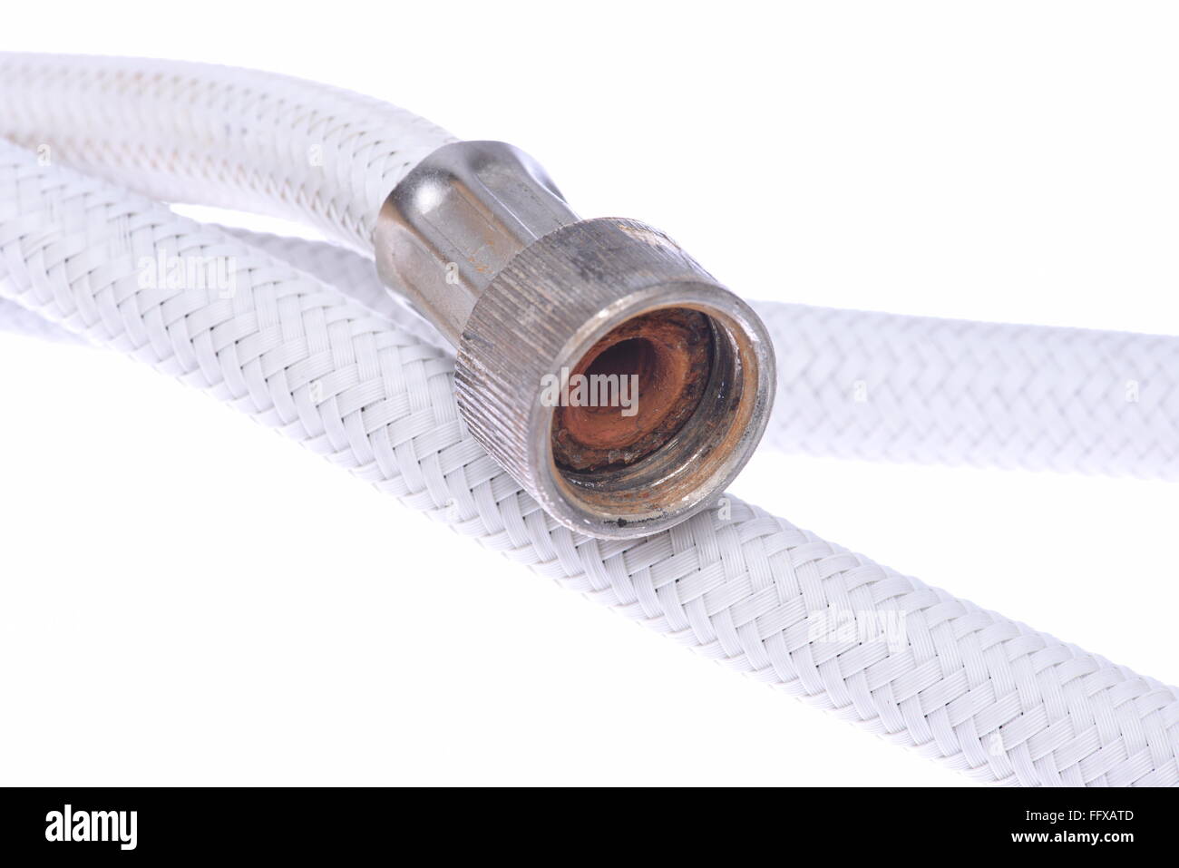 Il vecchio tubo metallico flessibile tubo isolato su con sfondo bianco Foto Stock