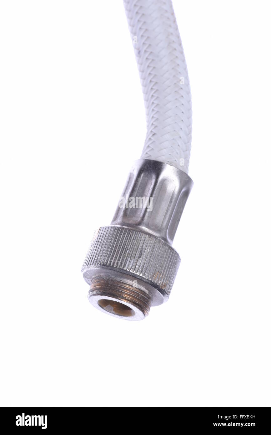 Il vecchio tubo metallico flessibile tubo isolato su con sfondo bianco Foto Stock