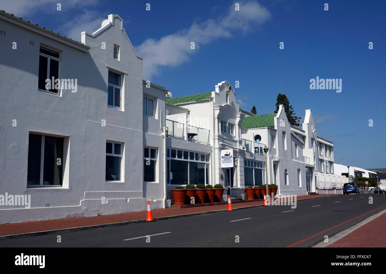 Il Windsor Hotel nel villaggio di Hermanus sul litorale meridionale del Capo Occidentale lungo la Cape Whale Coast Route, Sud Africa. Foto Stock