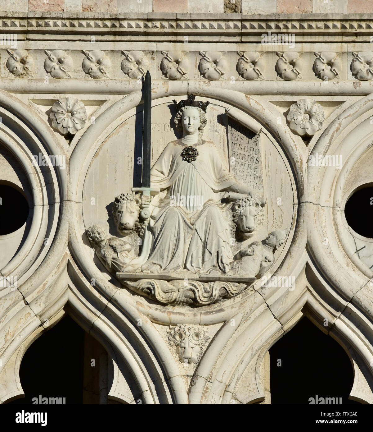 Dettaglio da Palazzo Ducale facciata occidentale con la dea della giustizia Foto Stock